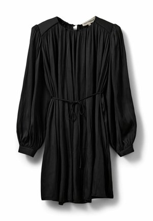 Abito nero realizzato in tessuto plissettato, con maniche lunghe a sbuffo, collo rotondo, cintura con laccio in vita e dettagli sulle spalle accentuati.