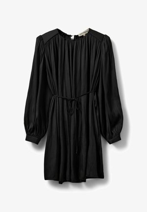 Robe noire en tissu plissé, dotée de longues manches bouffantes, d'un col rond, d'une taille à nouer et de détails d'épaules accentués.
