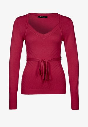 Červený pletený svetr s dlouhými rukávy, hlubokým výstřihem do V a zavazováním v pase. Má horizontální žebrovanou strukturu a přiléhavý střih.