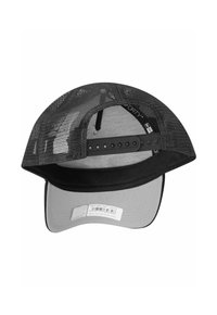 Schwarze Mesh-Trucker-Kappe mit einem grauen Schild. Das Innenfutter verfügt über einen Größenverstellungsriemen und ein Etikett mit Produktinformationen.