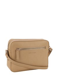 Beige læder crossbody taske med en tekstureret overflade, en lynlås lomme foran og en justerbar strop. Mærket "Gerry Weber" præget på siden.