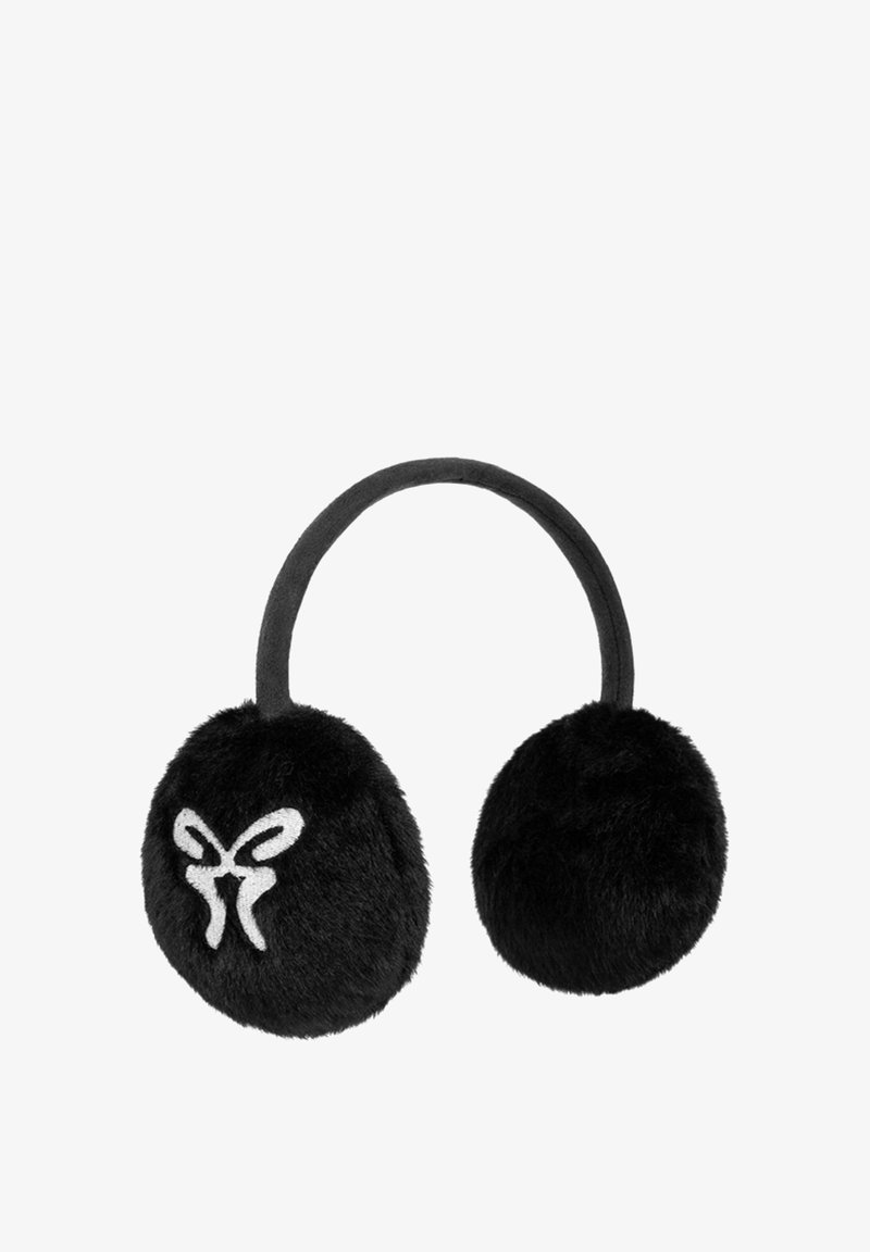 Juodos pūkinės ausinukės su apvaliais, pūkuotais ausų dangteliais ir lankeliu, kuris prisitaiko. Viename ausinukų yra balta logotipo dizaino.
