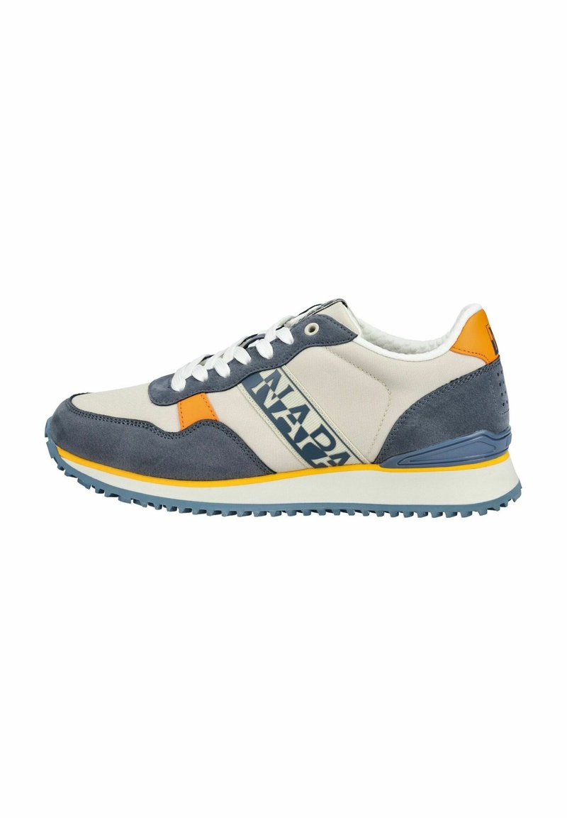 Baskets avec une tige en textile beige et des accents en daim bleu, semelle jaune et détails orange. Logo "NAPA" bien en évidence sur le côté.