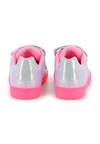 Sneaker viola e rosa con accenti di glitter argento, cinturini in velcro e una suola rosa spessa. La vista posteriore mostra una finitura lucida e un design giocoso.