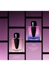 To parfymeflasker på en gradient rosa bakgrunn. Venstre: firkantet, klart glass med svart lokk og rosa væske, merket "GINZA." Høyre: høyere, rektangulær flaske med mørk blå gradient og svart lokk, merket "NEW GINZA NIGHT Eau de parfum Intense."