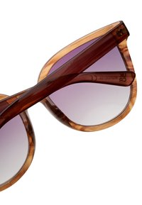 Hnědé a želvovinové sluneční brýle mají oversize kočičí rámy s gradientními fialovými čočkami. Texturovaný acetátový materiál zvyšuje úchop.