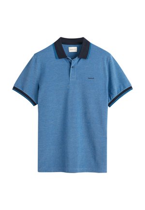 Polo azzurro con maniche corte, tessuto misto cotone, colletto nero con strisce blu, che presenta un piccolo logo sul petto.