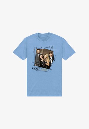 Hellblaues T-Shirt mit vier formell gekleideten jungen Erwachsenen in einem gerahmten Foto mit dem Schriftzug "Gossip Girl" und Slogan darunter.
