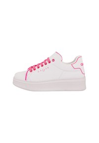 Sneaker bianco con suola platform, con lacci, dettagli e rifiniture rosa brillante. Nome del marchio "Gaëlle Paris" visibile sul lato.