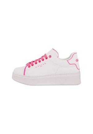 Sneaker bianco con suola platform, con lacci, dettagli e rifiniture rosa brillante. Nome del marchio "Gaëlle Paris" visibile sul lato.