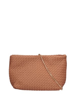 Geweven tan leren clutchbag met een zachte textuur, voorzien van een gouden kettingstrap en een rechthoekige vorm.