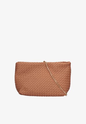 Pochette en cuir tissé couleur beige, avec une texture lisse, dotée d'une bandoulière en chaîne dorée et d'une forme rectangulaire.