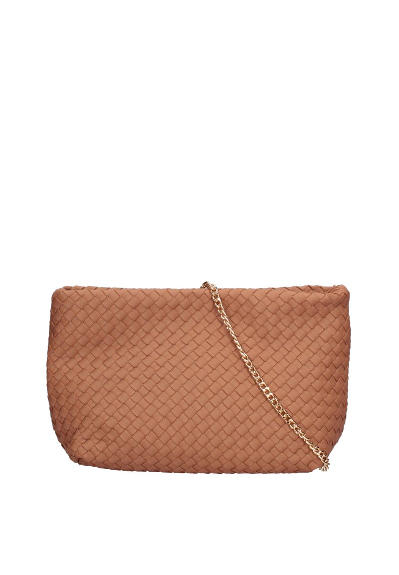 Clutch bag in pelle intrecciata color tan con una texture liscia, dotata di una tracolla dorata e di una forma rettangolare.