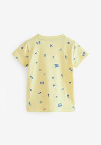 Next ALL OVER SHORT SLEEVE - REGULAR FIT - Camiseta estampada - yellow