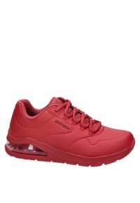 Červená sportovní obuv Skechers s šněrováním v přední části, polstrovaným límcem a viditelným vzduchovým polštářem v podrážce.