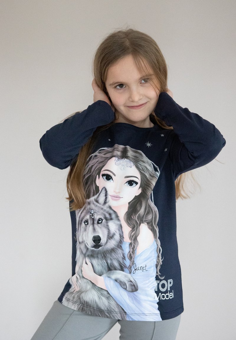 Maglietta a maniche lunghe blu navy con un design stampato di una ragazza con i capelli lunghi e un lupo, accentuato da stelle e dal testo "TOP Model."