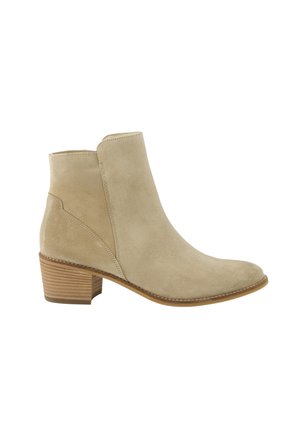 Beige Wildleder-Ankle-Boots mit runder Zehenpartie, seitlicher Naht und gestapeltem Absatz. Sie zeichnen sich durch eine glatte Textur und ein minimalistisches Design aus.