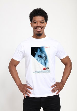 Hvid bomulds t-shirt med et grafisk print af filmplakaten til "Basic Instinct," overvejende i blå og røde farver.