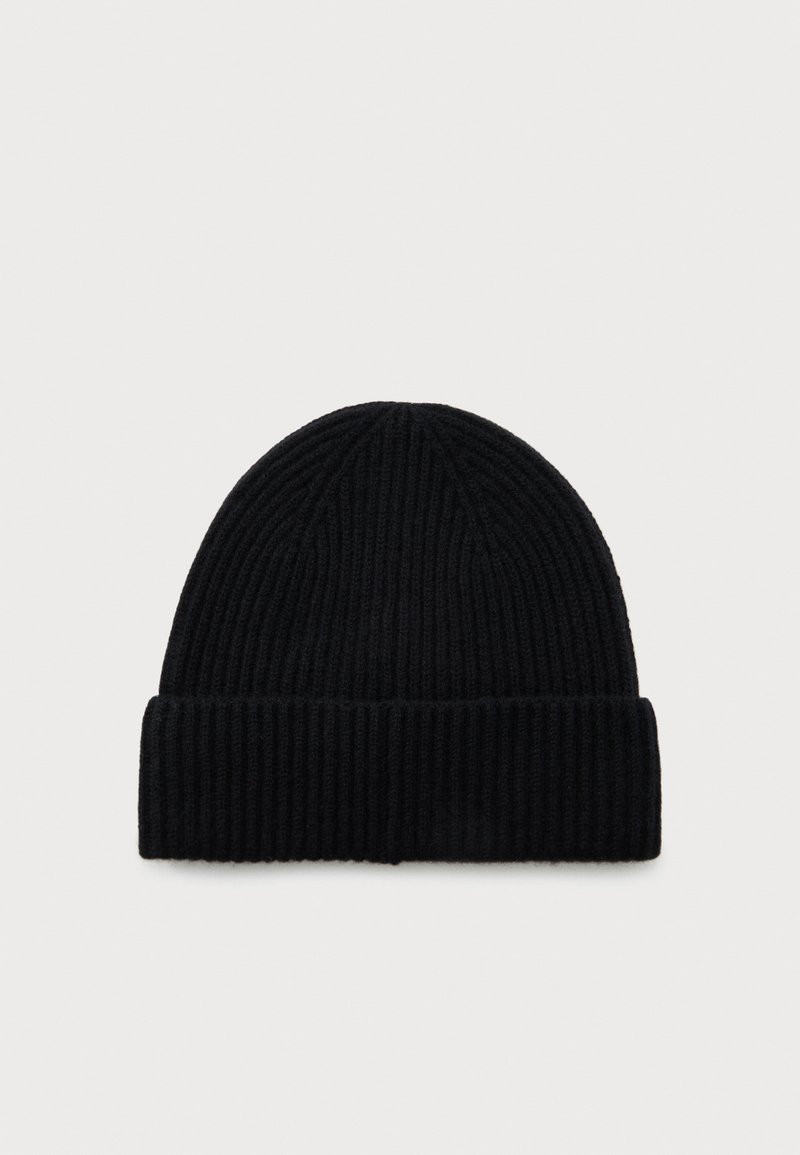 Gorro de malha canelada preto com um punho dobrado na base, exposto sobre um fundo branco simples.