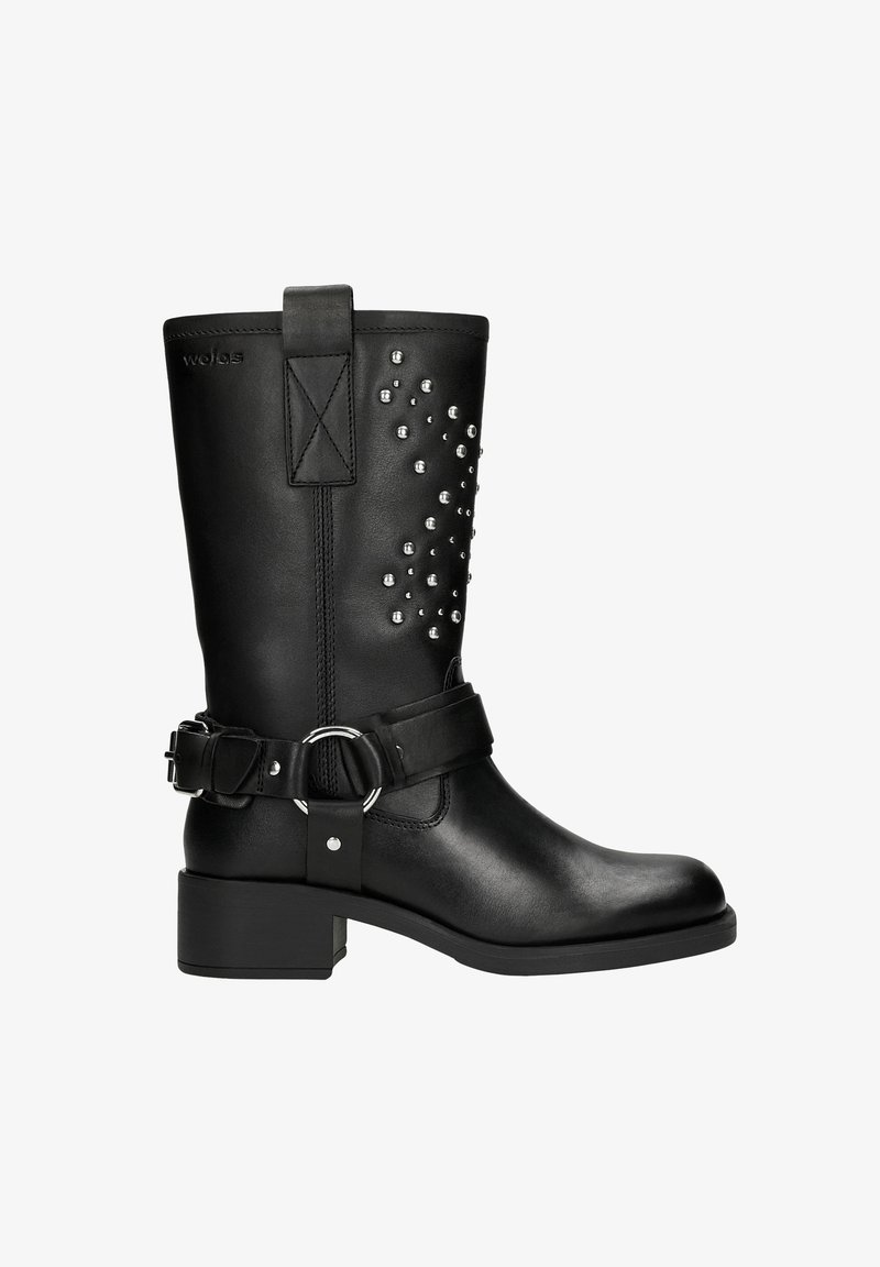 Botte noire en cuir jusqu'au genou avec des clous décoratifs, une sangle à boucle et un petit talon block. Texture lisse avec un design de bout arrondi.