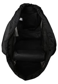 Zwarte mesh tas met een ruime binnenkant. Zachte stoffen voering en een cilindrische basisrol voor extra structuur. Lichtgewicht en flexibel ontwerp.