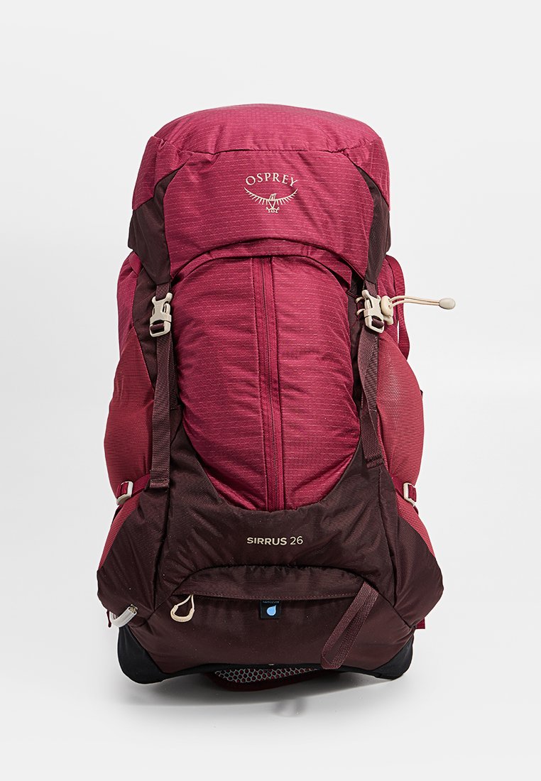 Rood en donkerbruin Osprey Sirrus 26 wandelrugzak met meerdere compartimenten en verstelbare banden, vooraanzicht.