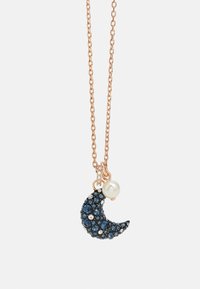 Collier en or rose avec un pendentif en forme de croissant de lune, orné de pierres précieuses bleues et transparentes, et d'une seule perle blanche en accent.