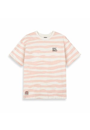 Camiseta de manga corta a rayas en rosa claro y crema, con un pequeño logo negro en el pecho y una etiqueta tejida en el dobladillo.
