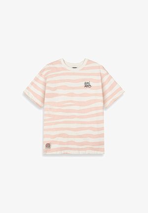 Helles rosa und cremefarbenes gestreiftes T-Shirt mit kurzen Ärmeln, featuring ein kleines schwarzes Logo auf der Brust und einem gewebten Etikett am Saum.