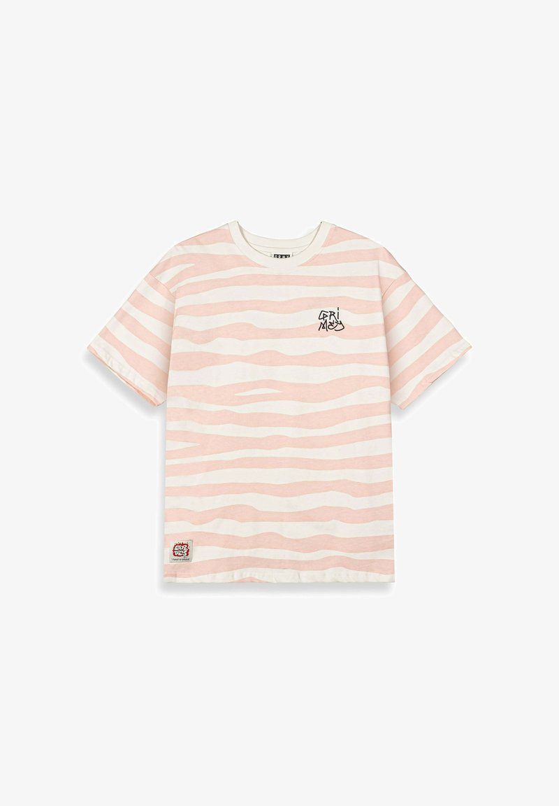Camiseta de manga corta a rayas en rosa claro y crema, con un pequeño logo negro en el pecho y una etiqueta tejida en el dobladillo.