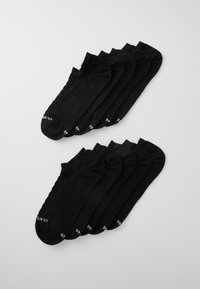 Schwarze Knöchelsocken in zwei Reihen angeordnet, mit glatter Textur und elastischen Bündchen. Jede Socke ist mit einem weißen Logo an der Spitze gekennzeichnet.