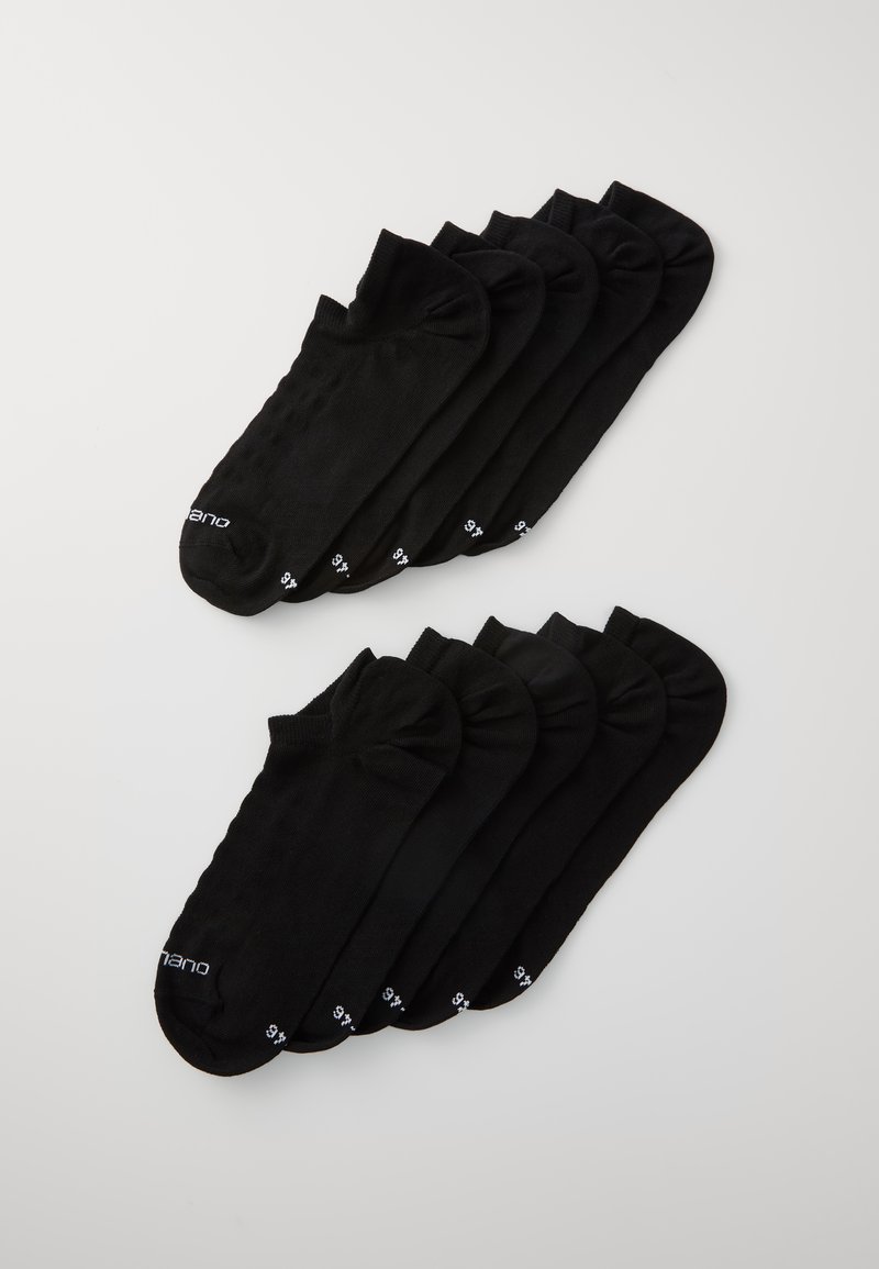 Schwarze Knöchelsocken in zwei Reihen angeordnet, mit glatter Textur und elastischen Bündchen. Jede Socke ist mit einem weißen Logo an der Spitze gekennzeichnet.