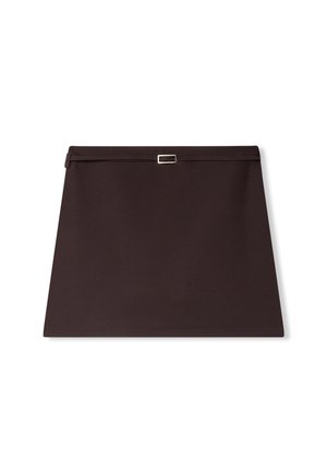 Gonna A-line marrone scuro con una sottile cintura e piccola fibbia argentata in vita su uno sfondo bianco.