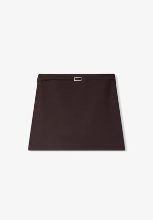 Gonna A-line marrone scuro con una sottile cintura e piccola fibbia argentata in vita su uno sfondo bianco.