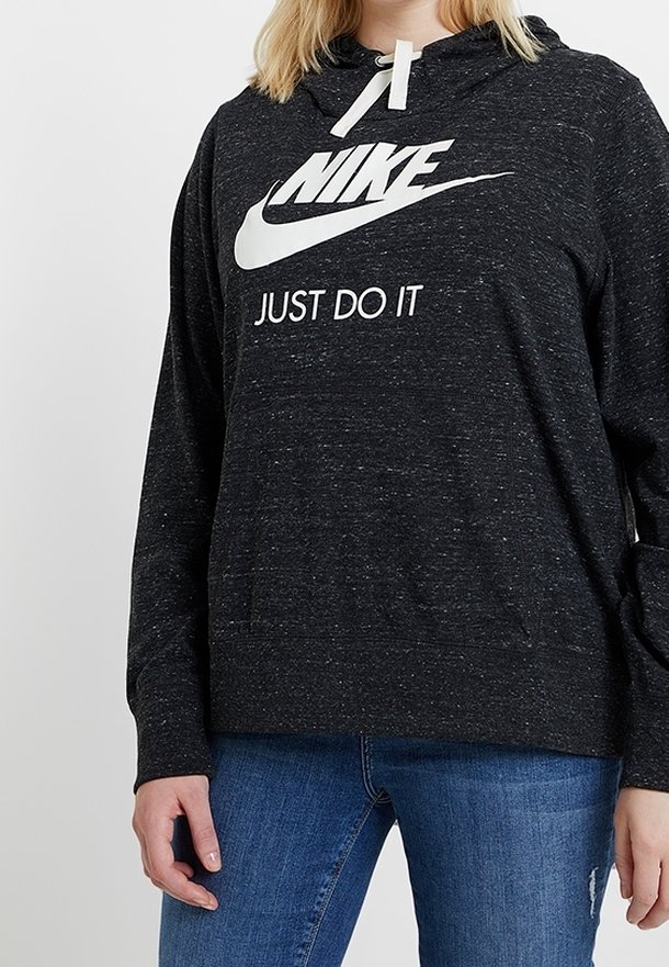 Sudadera negra con tejido texturizado, bolsillo frontal tipo canguro, logo blanco de Nike y texto "JUST DO IT", con capucha ajustable con cordón.