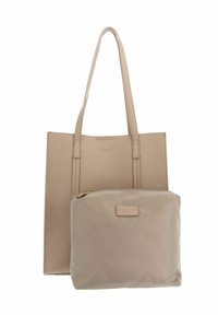 Sac cabas en cuir beige avec deux poignées et finition texturée ; comprend une pochette amovible en tissu beige avec fermeture éclair et étiquette logo.