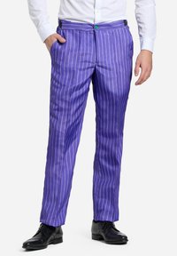 Pantaloni a strisce viola con una texture liscia, dotati di un bottone verde in vita e tasche laterali, indossati con scarpe nere.