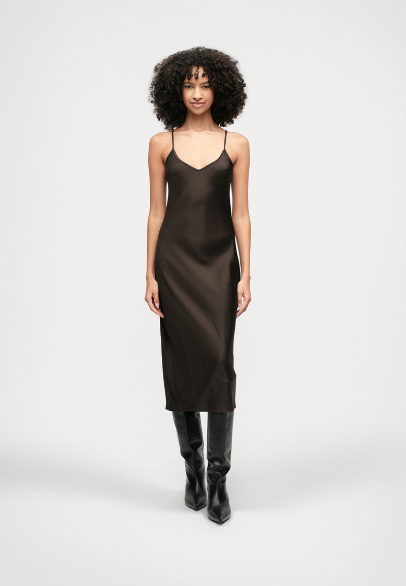 Sukienka na ramiączkach z satyny w jednolitym czarnym kolorze, z regulowanymi cienkimi ramiączkami, dekoltem w kształcie litery V, elegancką sylwetką oraz długością midi, która opada tuż poniżej kolan.