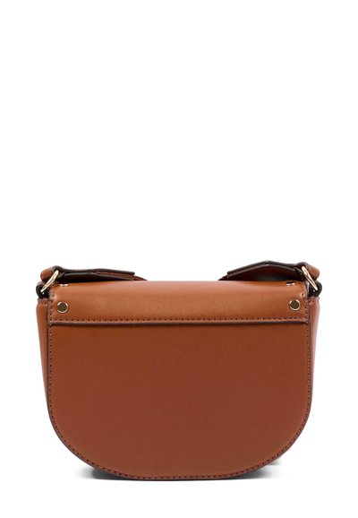 Halvemaanvormige schoudertas van bruin leer met goudkleurige hardware en een klepsluiting, afgebeeld tegen een witte achtergrond.