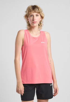 Roze mouwloze tanktop van gestructureerde stof, met een ronde halslijn en een klein logo op de borst. Gecombineerd met zwarte shorts.