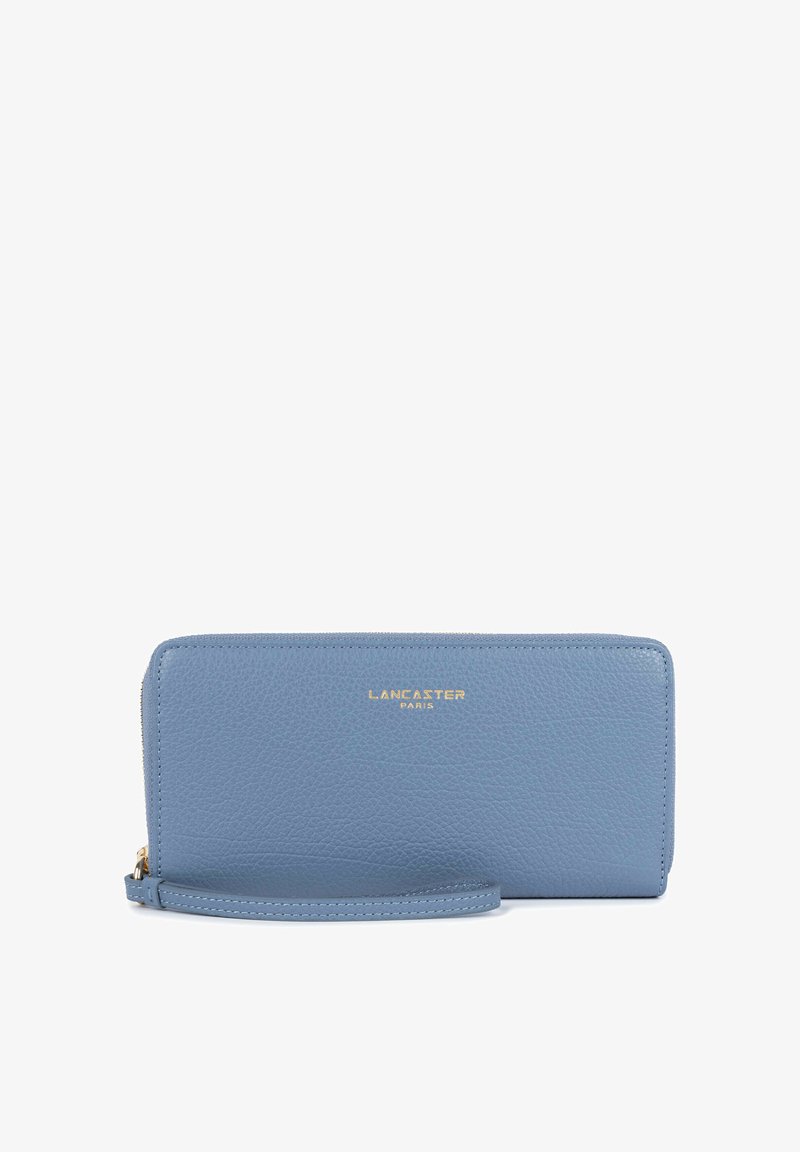 Portafoglio in pelle blu con finitura texturizzata, logo del marchio in oro, chiusura con zip e cinturino da polso. Forma rettangolare, design compatto.