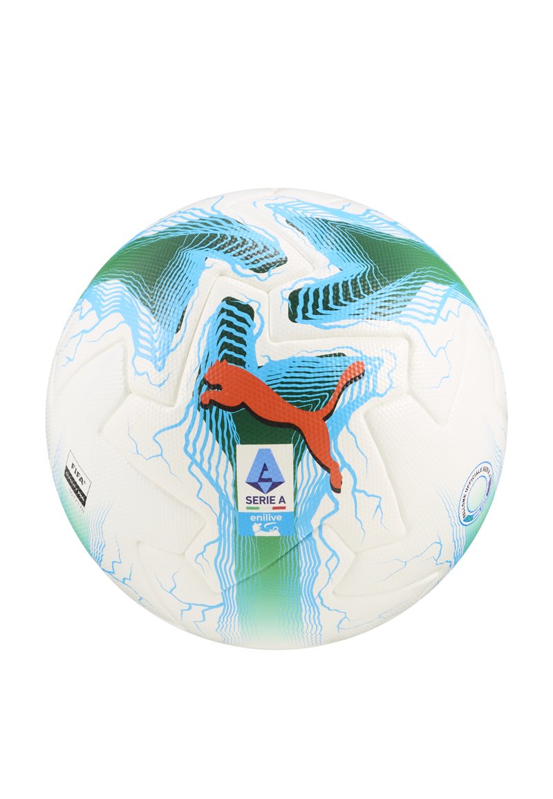 Piłka nożna Puma z białą bazą, zielono-niebieskimi abstrakcyjnymi wzorami, teksturowaną powierzchnią oraz wyraźnym czerwonym logo Puma. Zawiera branding Serie A.