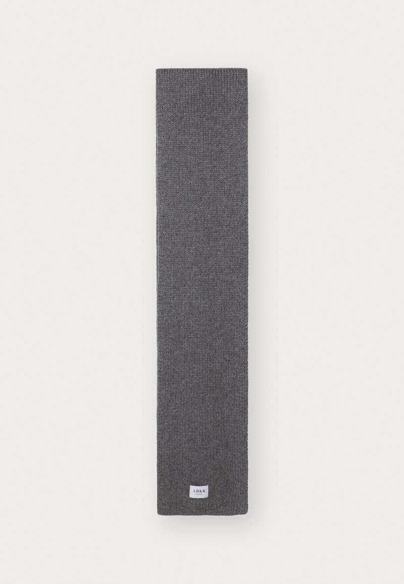 Cachecol tricotado cinza escuro com uma textura canelada, forma retangular alongada e uma pequena etiqueta branca com "ARKK" na parte inferior.