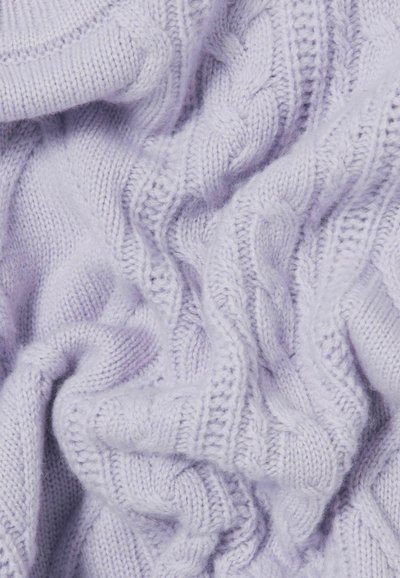 Maglione a maglia di colore viola chiaro con motivo a treccia, caratterizzato da una morbida texture e dettagli a coste ben visibili su tutto il tessuto.