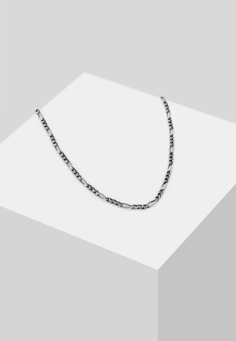 Silver kedja halsband med växelvis släta och snurrade länkar, med en polerad yta och en platt, flexibel design.