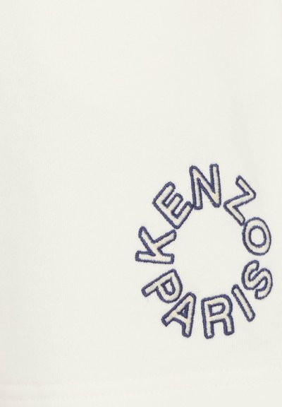 Hvidt bomuldstøj med en cirkulær marineblå broderi med teksten "KENZO PARIS". Stoffet er glat med en let glans.