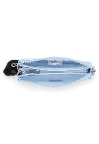 Portafoglio in tessuto azzurro chiaro con esterno testurizzato, chiusura con zip e un accento nero e soffice attaccato al pull della zip. Tasca interna inclusa.