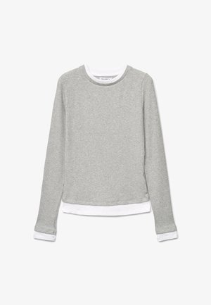 Sweat-shirt gris à manches longues avec texture côtelée et bordures blanches. Présente un col rond et un ourlet arrondi, avec des poignets ajustés et des fentes latérales.