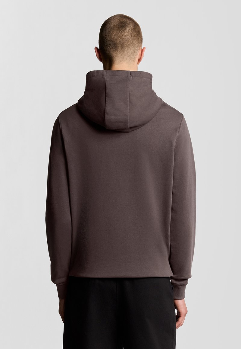 Felpa con cappuccio di colore marrone scuro, realizzata in tessuto morbido. Presenta una vestibilità comoda, con polsini e orlo a costine per una maggiore texture.