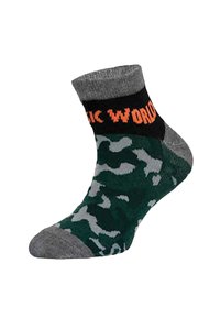 Grüner und grauer gemusterter Socken mit einem schwarzen Band, das "WILD WORLD" in Orange beschriftet ist, mit einem Camouflage-Design und Knöchellänge.